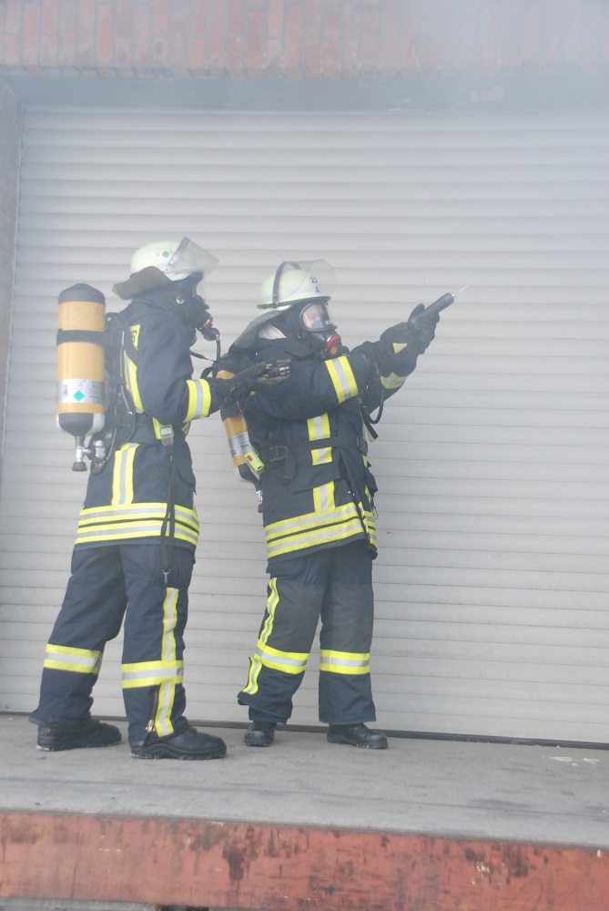 Gasprobenahme wird von 2 Feuerwehrangehörigen durchgeführt.